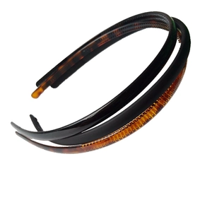 Close-up of 0.8cm black and tortoiseshell plastic headbands with non-slip teeth detail