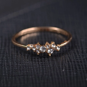 Vue macro d'une bague plaquée or rose 18k ornée de neuf diamants brillants sertis
