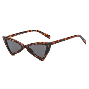 Gafas de sol cat-eye chic con montura triangular de carey y cristales oscuros en ángulo de 45 grados