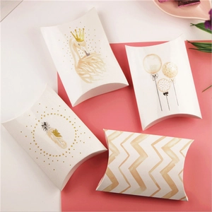 Vue détaillée de boîtes à bonbons en papier de style nordique avec jolis motifs de cygne.