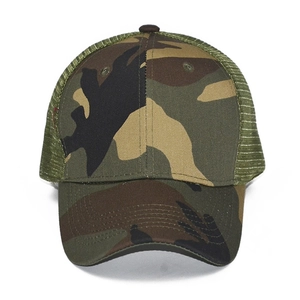 Détail d'une casquette trucker camouflage avec filet respirant vert olive et visière