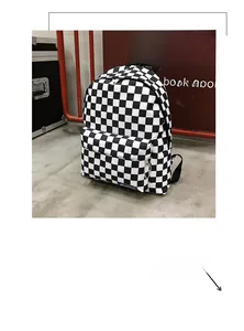 Detalle de la mochila de cuadros con cremallera de gran anillo metálico en el frontal