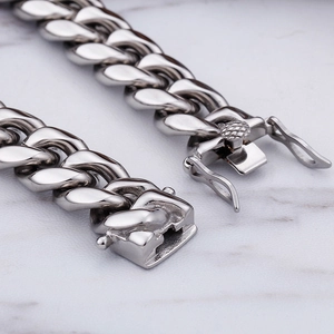 Edles Herren-Panzerarmband aus Silber-Edelstahl mit einem sicherem Steckverschluss
