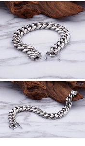 Details eines schweren silbernen Panzerarmbands mit Karabinerverschluss auf Marmor