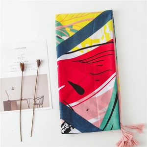 Détail d'une écharpe imprimé pastèque avec franges roses et tissu léger d'été