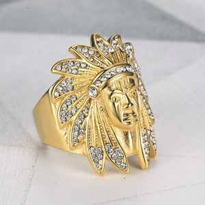 Anello hip hop in acciaio dorato con testa di capo indiano e strass brillanti incastonati