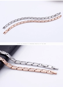 Détail de bracelets à maillons argent et or rose avec zircons et fermoir à cliquet