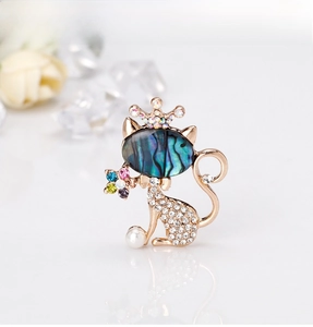 Détail de la broche chat avec incrustation de nacre, strass et petite perle fine