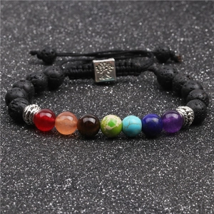 Bracciale intrecciato in pietra lavica con grani chakra e ciondolo albero della vita