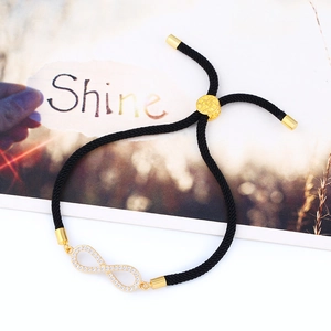 Dettaglio del bracciale infinito intrecciato nero con inserti in zirconi dorati