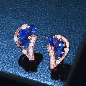 Orecchini a fiore in oro rosa con cristalli blu a goccia e zirconi bianchi brillanti