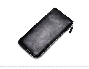 Detailansicht der hochwertigen schwarzen Lederbrieftasche mit Textur und Silber-Reißverschluss