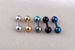 Dettaglio di orecchini a manubrio in acciaio in argento, oro, arcobaleno, nero e blu