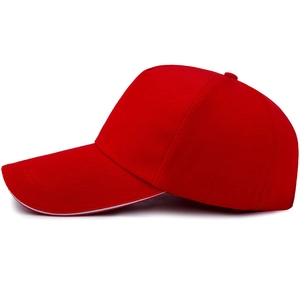 Berretto da baseball rosso con bordo bianco a contrasto sulla visiera curva a 5 pannelli