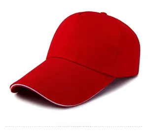 Vista laterale di un cappello da baseball rosso con dettaglio bianco sul bordo della visiera