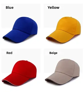 Dettaglio delle cappelli da baseball in blu, giallo, rosso e beige in griglia