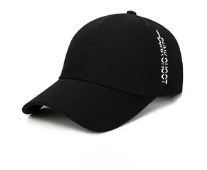 Détail de la broderie blanche DUNK SHOOT sur une casquette de baseball noire en coton