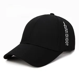 Détail de la broderie de lettres blanches sur une casquette de baseball noire de qualité