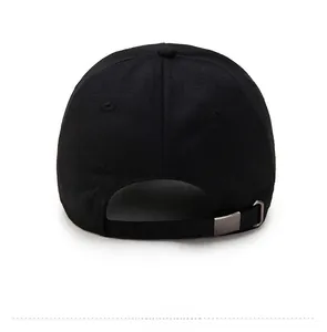 Détail de la boucle métallique réglable à l'arrière de cette casquette de baseball noire