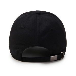 Vue arrière d'une casquette de baseball noire avec boucle métallique réglable argentée