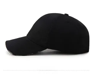 Vue latérale de la casquette de baseball noire en coton avec lettrage FASHION blanc