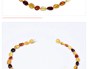 Détail de perles d'ambre multicolores et fermoir à vis sécurisé pour collier bébé
