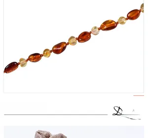 Détail d'un collier en ambre naturel avec perles irrégulières et son sac en lin