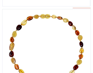 Détail de perles d'ambre naturel multicolores polies sur collier pour enfants