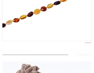 Détail du collier de perles d'ambre multicolore pour enfants avec un sac en lin naturel