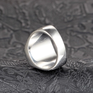 Vue macro détaillée de la bague épaisse en acier inoxydable poli pour hommes