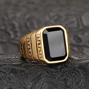 Bague en acier inoxydable doré pour homme avec une pierre noire rectangulaire