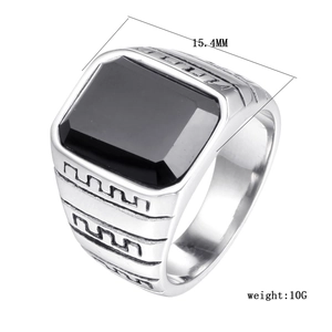Vue macro d'une bague pour homme en acier avec pierre noire de 15,4 mm et motif grec