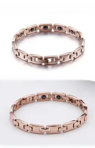 Détails du bracelet à maillons or rose avec incrustations de pierres magnétiques noires