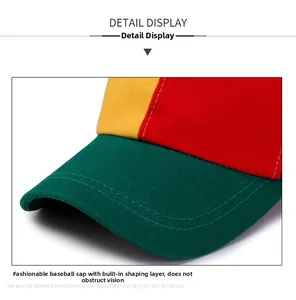 Dettaglio del cappellino in cotone con visiera rigida curva e cuciture patchwork a tre colori