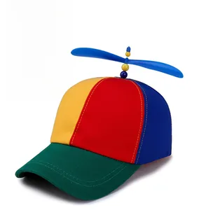 Dettaglio del cappellino colorato con elica rotante in stile patchwork per bambini