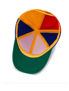 Dettaglio interno di un cappellino patchwork multicolore che mostra cuciture e lavorazione