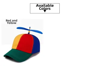 Dettaglio di un cappellino colorato con elica per bambini con pannelli rossi e gialli