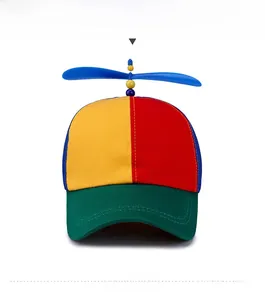 Vista frontale di un cappellino da baseball colorato con elica per bambini a pannelli