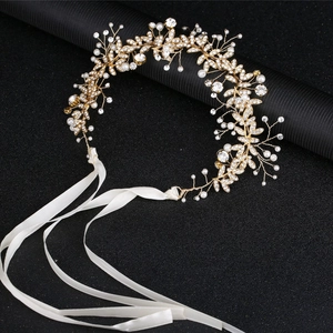 Dettaglio del cerchietto da sposa con perle, cristalli e nastri di seta su display