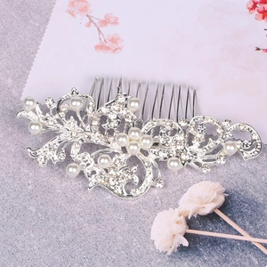 Detail of silver bridal hair comb featuring elegant pearls and sparkling rhinestones