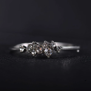 Gros plan d'une bague en argent plaqué or 18 carats avec grappe de zircons étincelants
