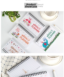 Dettaglio dell'agenda settimanale a spirale con copertine illustrate a colori vivaci