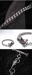 Détails macro du bracelet tête de dragon en acier argenté avec pierres rouges serties