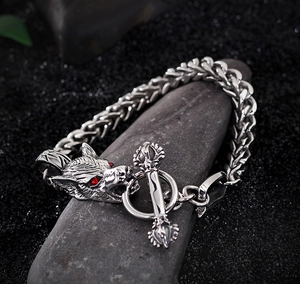 Détail du bracelet tête de loup argentée avec yeux rouges et fermoir en T type vajra