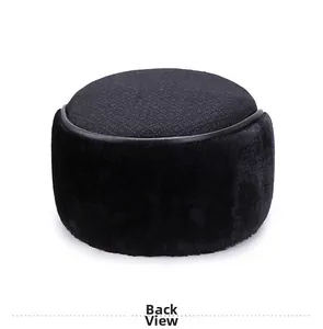 Dettaglio della fodera in pelliccia sintetica e trama a rete sul retro del cappello invernale