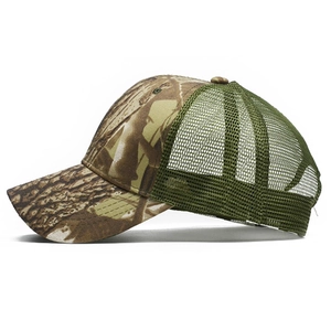 Vue latérale de casquette camouflage avec filet vert respirant et visière en toile camo