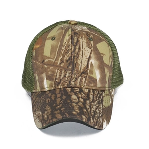 Détail de la casquette trucker camouflage avec motif forêt et maille filet respirante