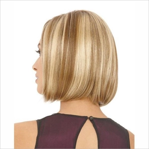 Detail einer kurzen blonden Balayage Bob-Perücke mit glatter Textur und Seitenansicht