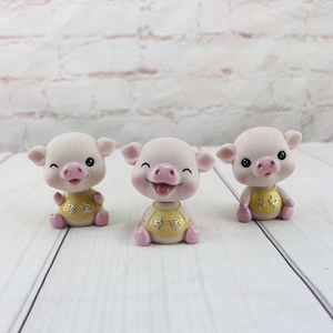 Trois figurines mignonnes de cochons roses en résine avec bavoirs dorés pour déco
