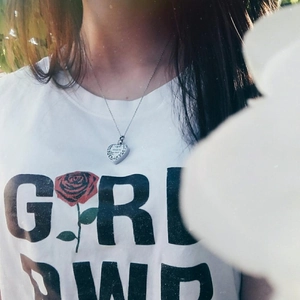 Gros plan du collier avec pendentif cœur commémoratif et gravure Always in my heart